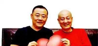 56岁周立波近况曝光，豪宅内吃大餐老态尽显，6年美国生活变得差点认不出