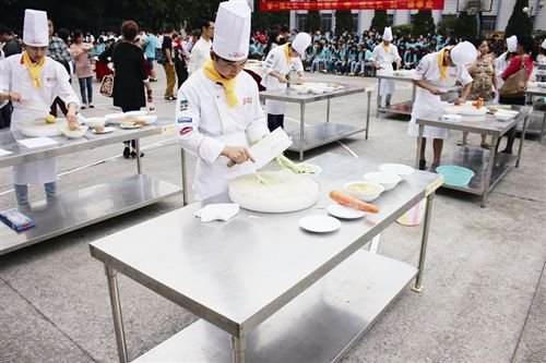 四川一学校食堂人员变黄码，烹饪专业学生挑大梁，你如何看待学生们的举动？