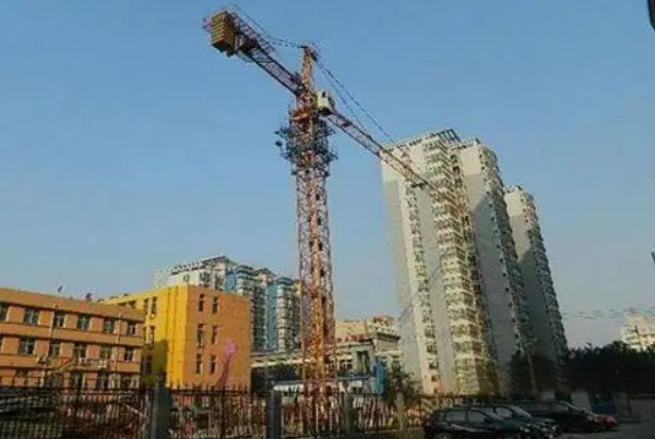 山东一塔吊司机将吊钩伸到马路上取外卖,塔吊司机一般怎么解决饮食问题?