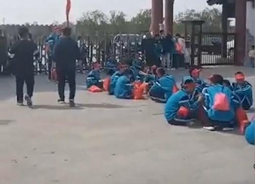700多名学生在景区随意扔垃圾被扣留，景区的做法对不对？