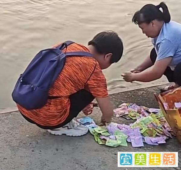 有人江边放生鱼豆腐?水务局回应：当地的传统，之后会加强管理！